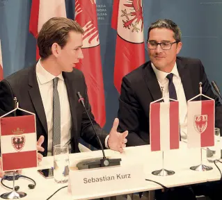  ??  ?? Dialogo Il ministro austriaco Sebastian Kurz con Arno Kompatsche­r