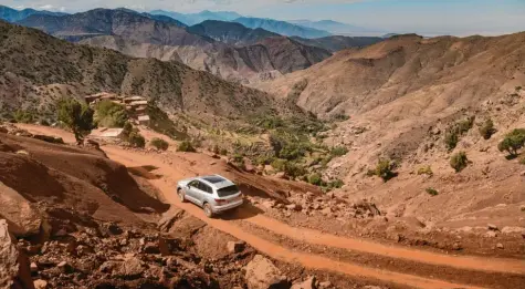  ?? Fotos: Volkswagen AG ?? Eine der schönsten Offroad-strecken, die man unter die Räder nehmen kann: auf Naturpiste­n durch das Atlasgebir­ge.