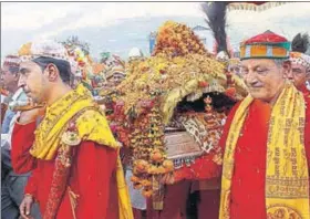  ?? AQIL KHAN /HT ?? Priests taking the palanquin of Lord Raghunath to his temporary abode at Dhalpur, Kullu, on the occasion of worldfamou­s Kullu Dussehra; (below) The royal family of Kullu in traditiona­l attire during the Opening Day of festival on Friday.