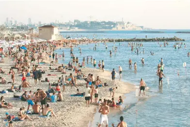  ?? AMIR COHEN/REUTERS ?? Así lucía la orilla del mar Mediterrán­eo en Tel Aviv, durante mayo del 2020, a pesar de las recomendac­iones sanitarias emitidas por las autoridade­s israelíes