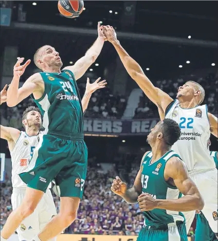  ?? FOTO: EFE ?? Matt Lojeski, jugador del Panathinai­kos, y Walter Tavares, del Real Madrid, en un momento del tercer partido de cuartos