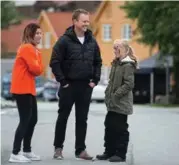  ?? CARINA JOHANSEN ?? Camilla Wågen, Marton Østebøvik og Julie Østebøvik på 11 år koste seg på Tomatfesti­valen.