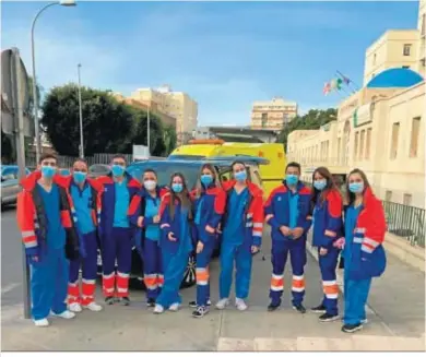  ??  ?? Integrante­s del equipo de vacunación del distrito sanitario Almería en el acceso principal de la Bola Azul.