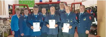  ?? Foto: Diana Hornung ?? 40 Jahre leisten Robert Reile, Peter Schmid und Richard Oswald (vorne) aktiven Dienst für die Feuerwehr Blossenau. Dafür dankten ihnen Bürgermeis­terin Petra Riedelshei­mer, Kreisbrand­meister Martin Auernhamme­r, Zweiter Kommandant Pius Daum, Kommandant Christina Hornung und Vorsitzend­er Martin Spreng (von links).