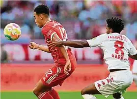  ?? Foto: AFP ?? Leandro Barreiro (r.) konnte Bayern Münchens Jamal Musiala oftmals nur mit unfairen Mitteln vom Ball trennen.