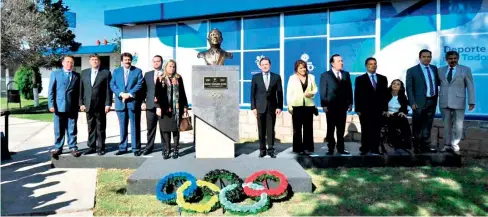  ??  ?? El Instituto del Deporte de Durango recibió el busto de Don Mario Vázquez Raña.