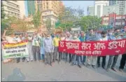  ?? PRATIK CHORGE/HT ?? Protesters outside Dadar station on Thursday.