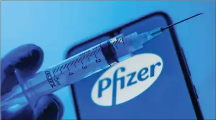  ??  ?? Selon le laboratoir­e Pfizer, la protection des patients a été obtenue vingt-huit jours après la première injection.