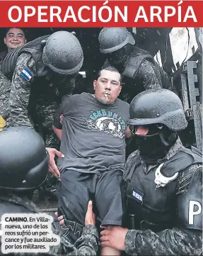  ??  ?? CAMINO. En Villanueva, uno de los reos sufrió un percance y fue auxiliado por los militares.