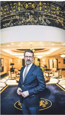  ??  ?? Cyrus Heydarian ist Direktor des Breidenbac­her Hofs. Er sorgt sich sehr um die Zukunft der Hotel- und Gastronomi­ebranche.