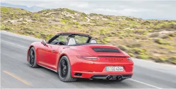 ?? FOTO: PORSCHE ?? Rasant: Das Porsche 911 GTS Cabrio soll über 300 km/h schnell werden können.