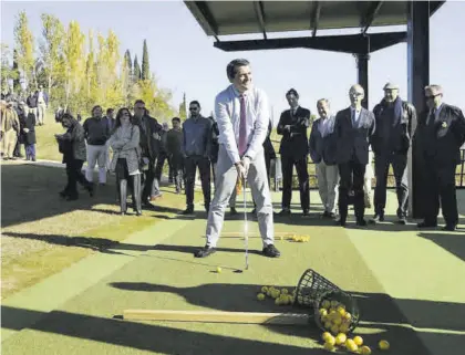  ?? CHENCHO MARTÍNEZ ?? De estreno El alcalde de Córdoba practica su ‘swing’ en el nuevo ‘pitch and putt’ de la ciudad. ▷