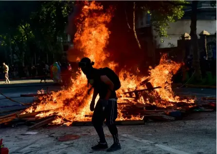  ?? AFP ?? Grupos de encapuchad­os quemaron barricadas, lo que provocó la respuesta de fuerzas especiales de la Policía. Sin embargo, no se reportaron mayores incidentes, como sí ocurrió hace dos años.