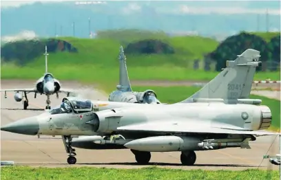  ?? EFE ?? Tres cazas Mirage 2000-5 del Ejército taiwanés se preparan para despegar desde Hsinchu, Taiwán, ayer