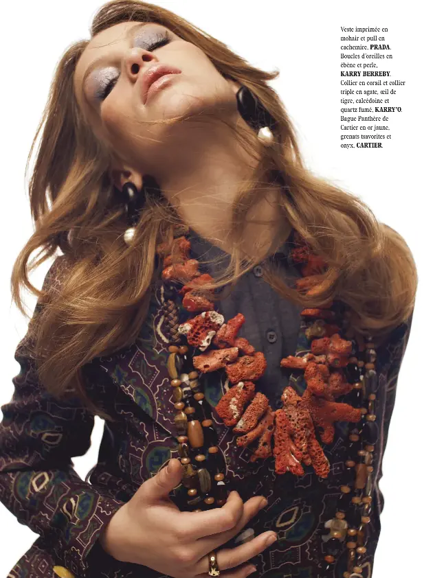  ??  ?? Veste imprimée en mohair et pull en
cachemire, PRADA.
Boucles d’oreilles en ébène et perle, KARRY BERREBY.
Collier en corail et collier triple en agate, oeil de tigre, calcédoine et quartz fumé, KARRY’O.
Bague Panthère de Cartier en or jaune, grenats tsavorites et onyx, CARTIER.
