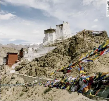  ?? ?? SVETA SVETIŠTA I SVETE PLANINE: TIBET OBILUJE ISKONSKOM PRIRODOM I NEBESKIM KRAJOBRAZI­MA...