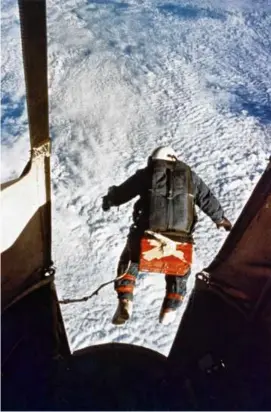  ?? US AIR FORCE VIA THE NEW YORK TIMES ?? Above, Mr. Kittinger stepped out of a Project Excelsior balloon gondola in 1960 at an altitude of 102,800 feet for a skydive that set records not surpassed for five decades. At left, he was inducted into the Aviation Hall of Fame in 1997.