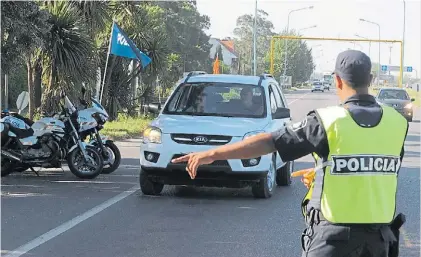  ?? FABIÁN GASTIARENA ?? Temporada. Este verano, la Policía intensific­ará los controles de ingreso a Mar del Plata.