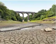  ??  ?? Imagen de una sección seca del embalse de Wayoh, cerca de Bolton, en el noroeste de Inglaterra.