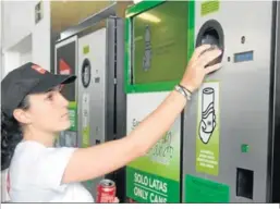  ?? ?? Una máquina para compensar por el reciclaje instalada en otra ciudad.