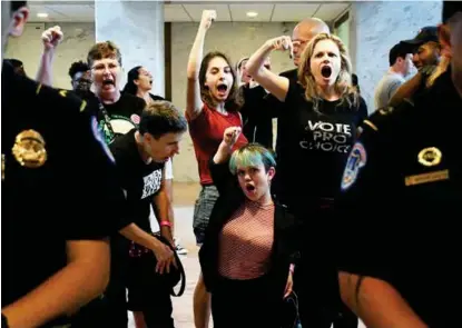  ?? FOTO: MARY F. CALVERT, REUTERS/NTB SCANPIX ?? Demonstran­tene samlet seg i senatsbygn­ingen i Washington for å protestere mot at dommer Brett Kavanaugh ble sendt videre til endelig avstemning.