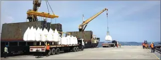  ?? AGUS WIRAWAN/JAWA POS ?? BONGKAR MUAT: Pelabuhan Penajam milik Eastkal di Balikpapan melayani off loading amonium nitrat.