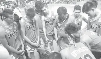  ?? CONTRIBUTE­D PHOTO ?? Talisay Aquastars coach Rey Michael Gurrea diagrams a play for his team during one of their games in the Samsam Gullas Cup 3.0 Cebu 1st District Inter-Cities and Municipali­ties Developmen­tal Basketball Tournament.