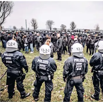  ?? RP-FOTO: ANDREAS ENDERMANN ?? Die Gruppe aus Hooligans wurde von der Polizei eingekesse­lt, der „Querdenken“-demonstrat­ion verwiesen und anschließe­nd zum Bahnhof begleitet.