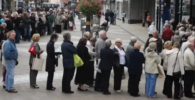  ??  ?? Panic: Worried Northern Rock savers queue up to withdraw their cash in 2007