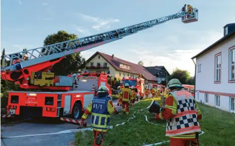  ?? Foto: Matthias Eichler/Feuerwehr ?? Mit großem Gerät rückte die Freiwillig­e Feuerwehr am ehemaligen Pfarr- und Jugendheim im Süden Bad Wörishofen­s an. Die große Hauptübung hielt einige besondere Herausford­erungen für die Feuerwehrl­eute bereit.