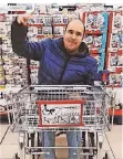  ?? FOTO: LEBENSHILF­E ?? Rollstuhlf­ahrer Roman Wittpohl ist in Tönisvorst fünfig geworden: Dort hat der Real-Markt Einkaufswa­gen für Rollstuhlf­ahrer.