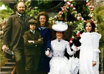  ??  ?? The cast of The Railway Children, 1970. From Agutter, Dinah Sheridan and Sally Thomsett. left to right: Iain Cuthbertso­n, Gary Warren, Jenny