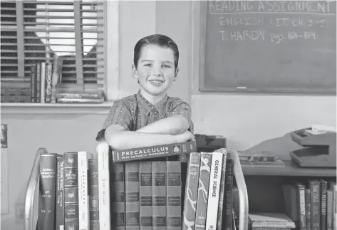  ?? PHOTOS BY ROBERT HANASHIRO, USA TODAY ?? Iain Armitage plays Young Sheldon. The 9-year-old rocked the profession­al-actor photo shoot on the comedy’s classroom set.