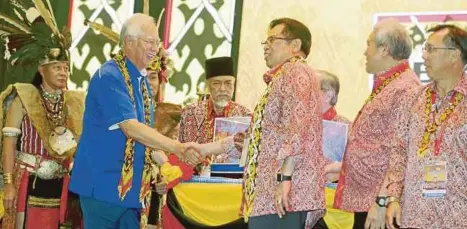  ?? [FOTO NADIM BOKHARI/BH] ?? Najib bersalaman dengan Abang Johari pada Majlis Perasmian Perhimpuna­n Agung Parti PBB Ke-14, di Pusat Konvensyen Borneo Kuching, semalam.