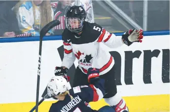  ??  ?? Lauriane Rougeau, de l’équipe féminine canadienne de hockey, met en échec une adversaire américaine. - La Presse canadienne: Jason Kryk