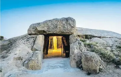  ?? CAVAN IMAGES / GETTY ?? L’eix de l’entrada d’aquest monument s’orienta cap a la Peña de los Enamorados, una muntanya de perfil humà coneguda com el Rostre. Galeria de 15 metres de longitud. Va ser tomba i centre de la vida religiosa de la comunitat.