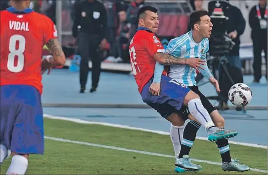  ?? NELSON ALMEIDA / AFP ?? El grito de Messi al recibir una violenta patada en el estómago de Medel resume en parte el paso del crack por la Copa América