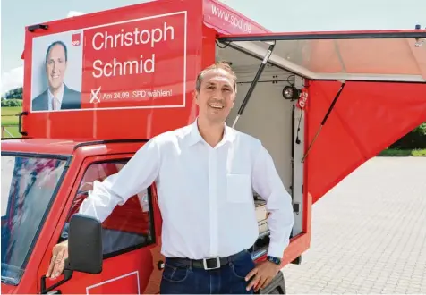  ?? Foto: Lauer ?? Christoph Schmid tritt für die SPD bei der Bundestags­wahl an. Wahlkampf macht er mit seinem Hot Dog Mobil.