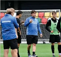  ?? FOTO: ERNST VAN NORDE ?? Michael Hansen tog fat på sin første dag som midlertidi­g traener i Silkeborg IF i går.