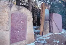  ??  ?? A plaque honoring the New Mexico Volunteers who fought at the Battle of Glorieta Pass has been installed between markers honoring Texan volunteers who fought on the Confederat­e side and Colorado Union volunteers.