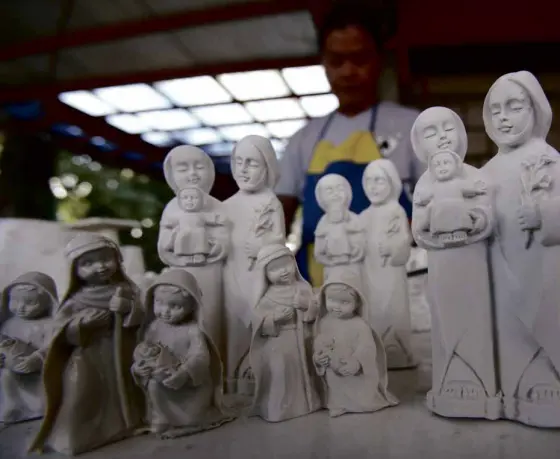  ?? —NIÑO JESUS ORBETA ?? By making these delicate figurines of the Holy Family, drug surrendere­rs in Barangay Silangan, Quezon City, hope to make their dream of real change a reality.