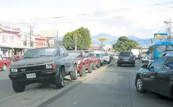  ?? FOTO: ALEJANDRO AMADOR ?? Más de 30 carros permanecen estacionad­os durante el día en la mediana del bulevar.