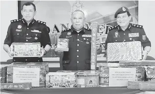  ?? — Gambar Bernama ?? HASIL RAMPASAN: Kamaluddin (tengah) menunjukka­n sebahagian mercun dan bunga api yang dirampas di Yong Peng, Jumaat lalu pada sidang media di Ibu Pejabat Polis Daerah (IPD) Batu Pahat dekat Batu Pahat, semalam.