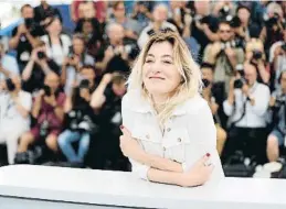  ?? SEBASTIEN NOGIER / EFE ?? Valeria Bruni Tedeschi somriu mentre la fotografie­n al photocall