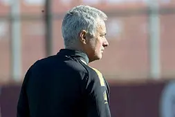  ?? ?? In panchina Il tecnico della Roma José Mourinho, 59 anni