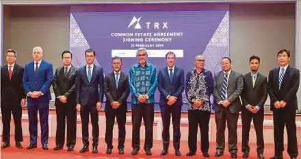  ?? PIC BY MUHD ZAABA ZAKERIA ?? Federal Territorie­s Minister Khalid Samad (centre), TRX City chief executive officer Datuk Azmar Talib (fifth from left) and investors at the common estate agreement signing ceremony in Kuala Lumpur yesterday.