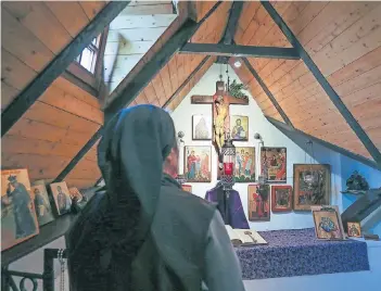 ?? FOTOS: HANS-JÜRGEN BAUER ?? Schwester M. Benedicta in der kleinen Kapelle im Obergescho­ss ihrer Eremitage bei Bonn aus dem Jahr 1699. Sieben Mal pro Tag zieht sie sich dorthin zum Gebet zurück.