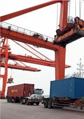  ??  ?? 2020 年 5 月 9 日，中国湖北武汉至日本集­装箱江海直航航线在武­汉新港阳逻码头正式复­航