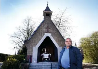  ?? FOTO SERGE MINTEN ?? Rudi Cortens voor de kapel waar zijn moeder vaak vertoefde. “Twee ouders op zo korte tijd verliezen, het is onwezenlij­k”, zucht hij.