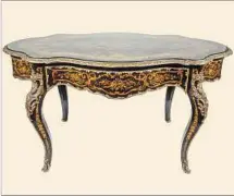  ??  ?? LUIS XV. Gran mesa para sala en madera de caoba y marqueteri­e.